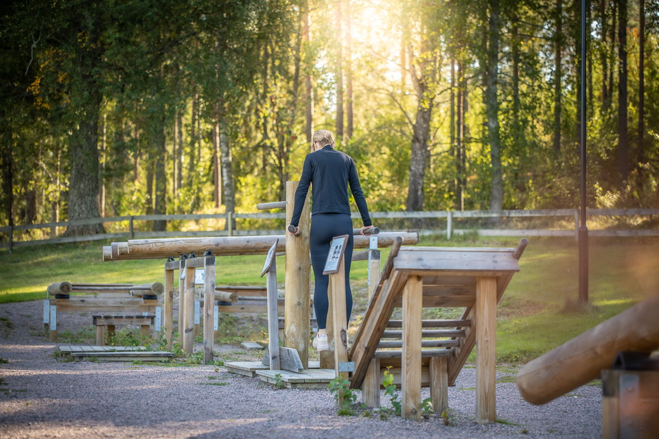 En person testar utegymmet