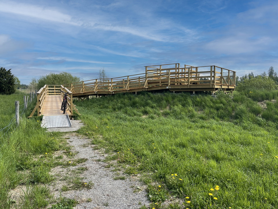 Grusad stig leder upp mot ramp till en utsiktsplattform.