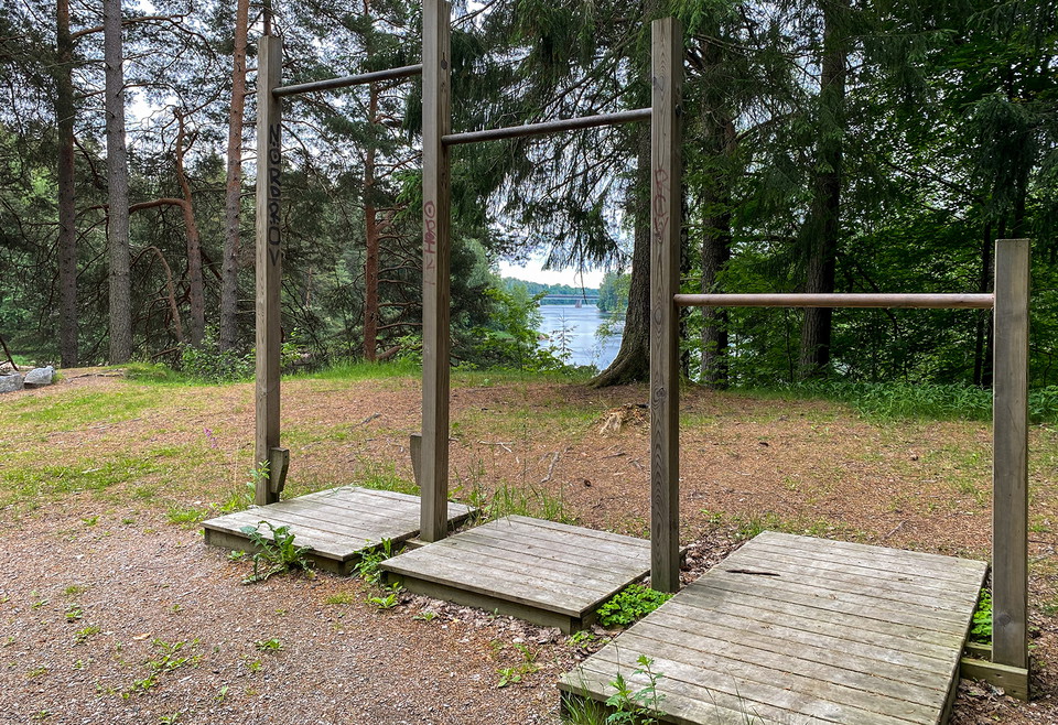 Rastplats, eldstad och utegym vid Dalälven.