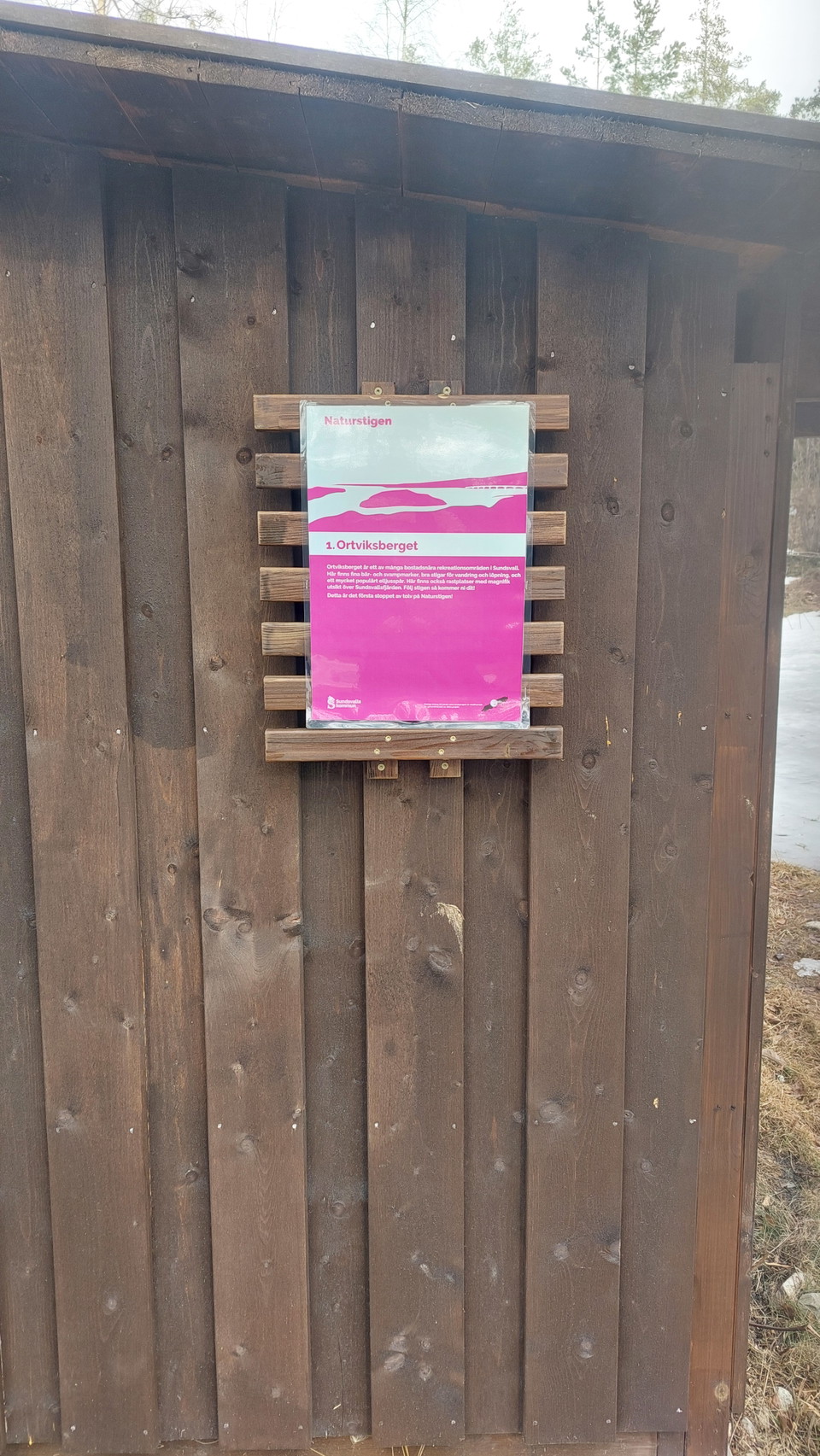 Informationstavla om naturstigens start