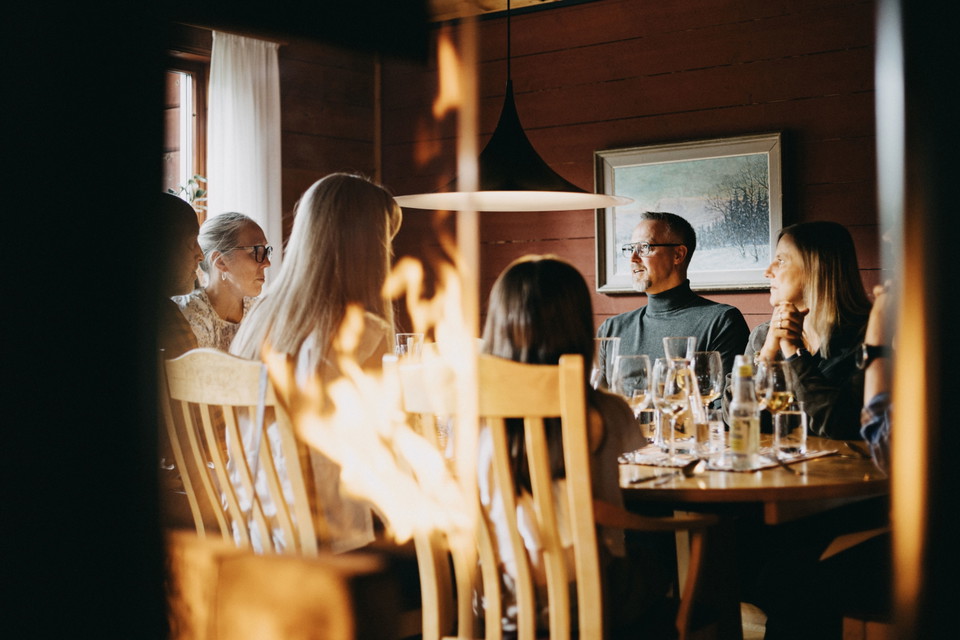 En grupp människor som sitter runt ett bord.