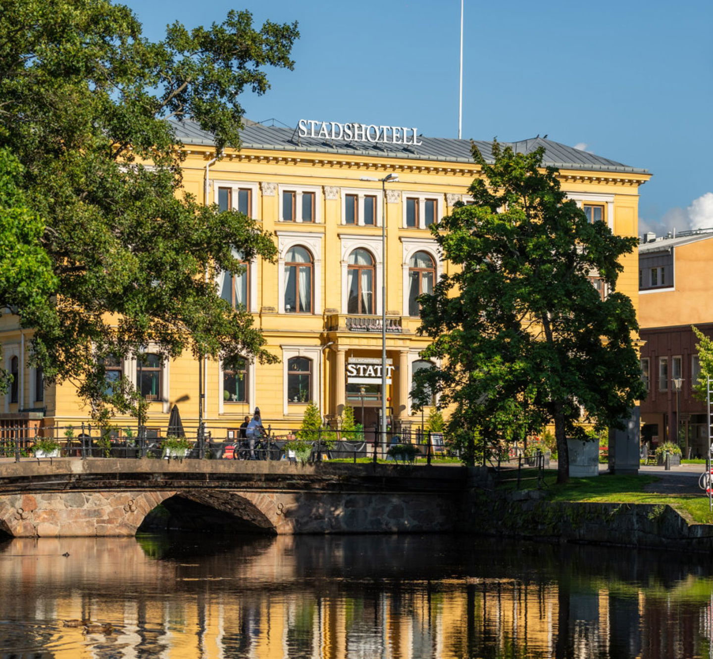 Stadshotellet i Kristinehamn med vattenvy