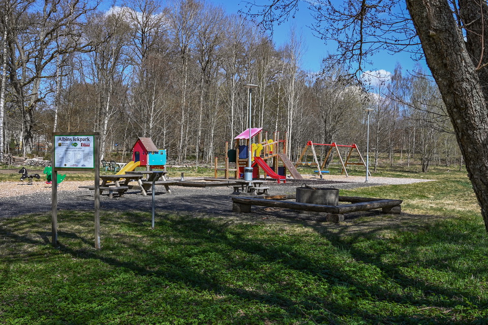 Lekplats med bänkar och rutschkanor 