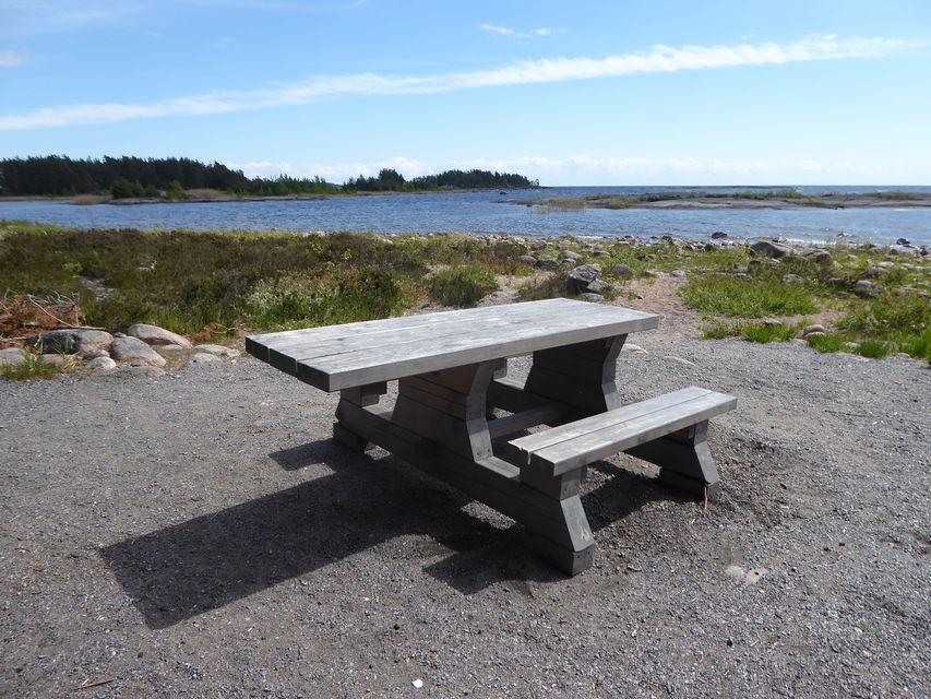 På platsen finns även ett bänkbord