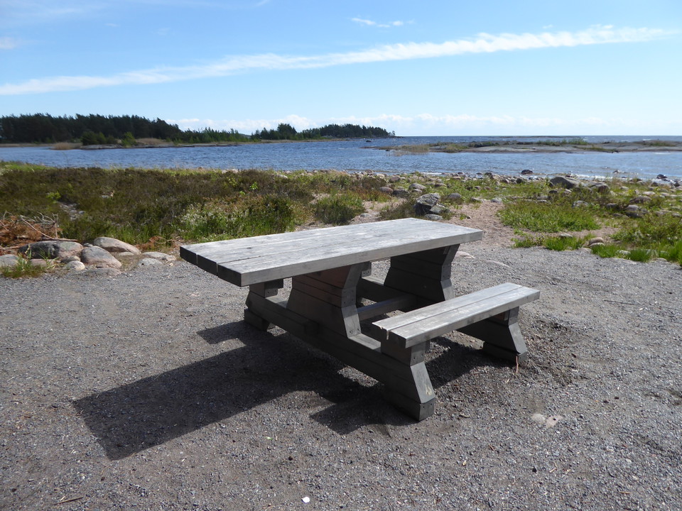 På platsen finns även ett bänkbord