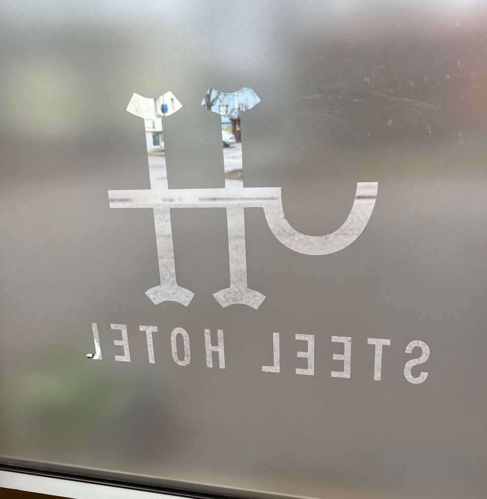 Välkommen till Steel Hotel