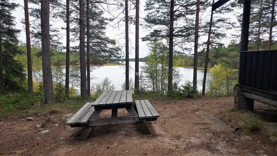 Bänkbord utanför Lesattkojan