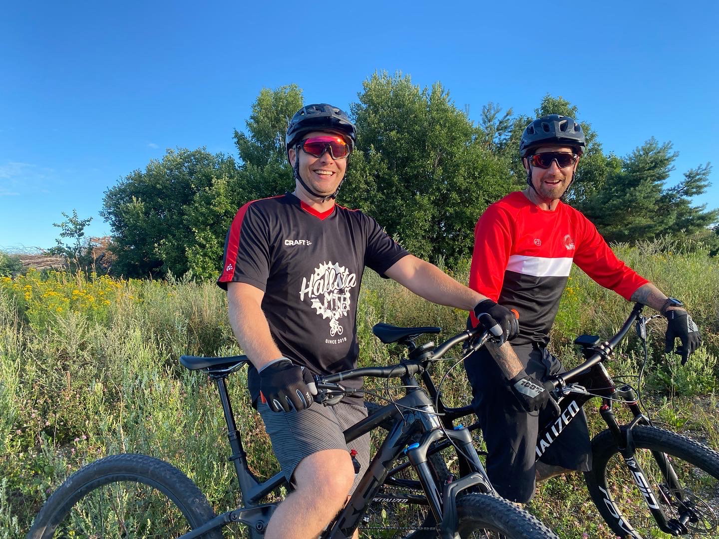 Eldsjälar från Hallsta MTB som står för underhåll av spåret