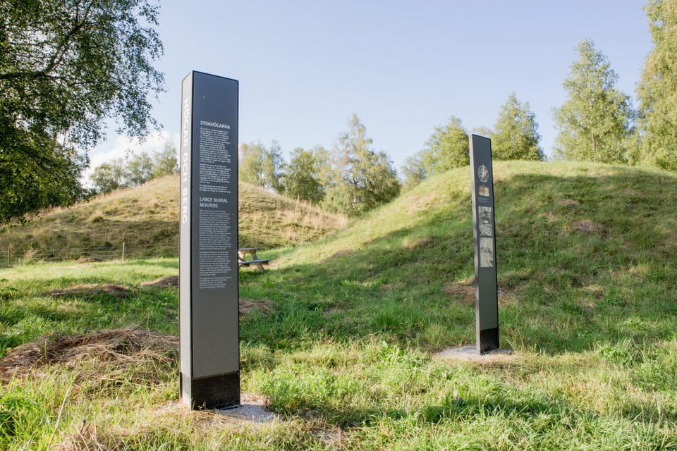 Storhögarna reser sig mäktiga och monumentala. Gravarna, uppförda under järnåldern 350 ? 500-talet, skulle imponera. Vilka som ligger begravda här vet ingen. Kanske en mäktig och viktig person tillsammans med sina finaste saker? Från den högsta högens topp har man fin utsikt över området.