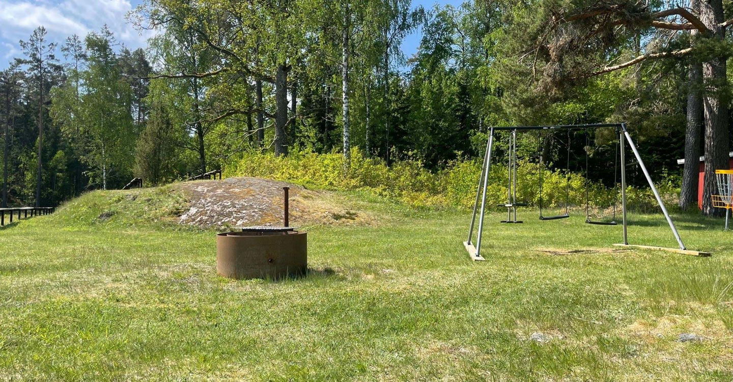 Eldstad med höj- och sänkbart grillgaller. Placerad vid Dalängens IP i Gusum, etapp Forsum - Valdemarsvik.
