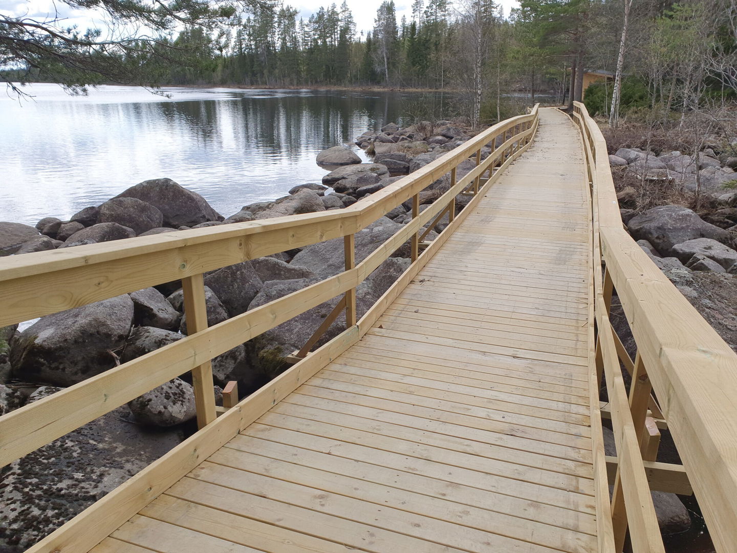 Anpassad träramp med räcke