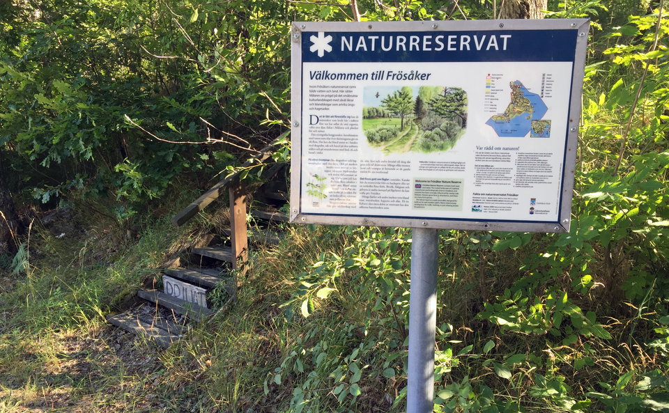 Informationstavla över naturreservatet.