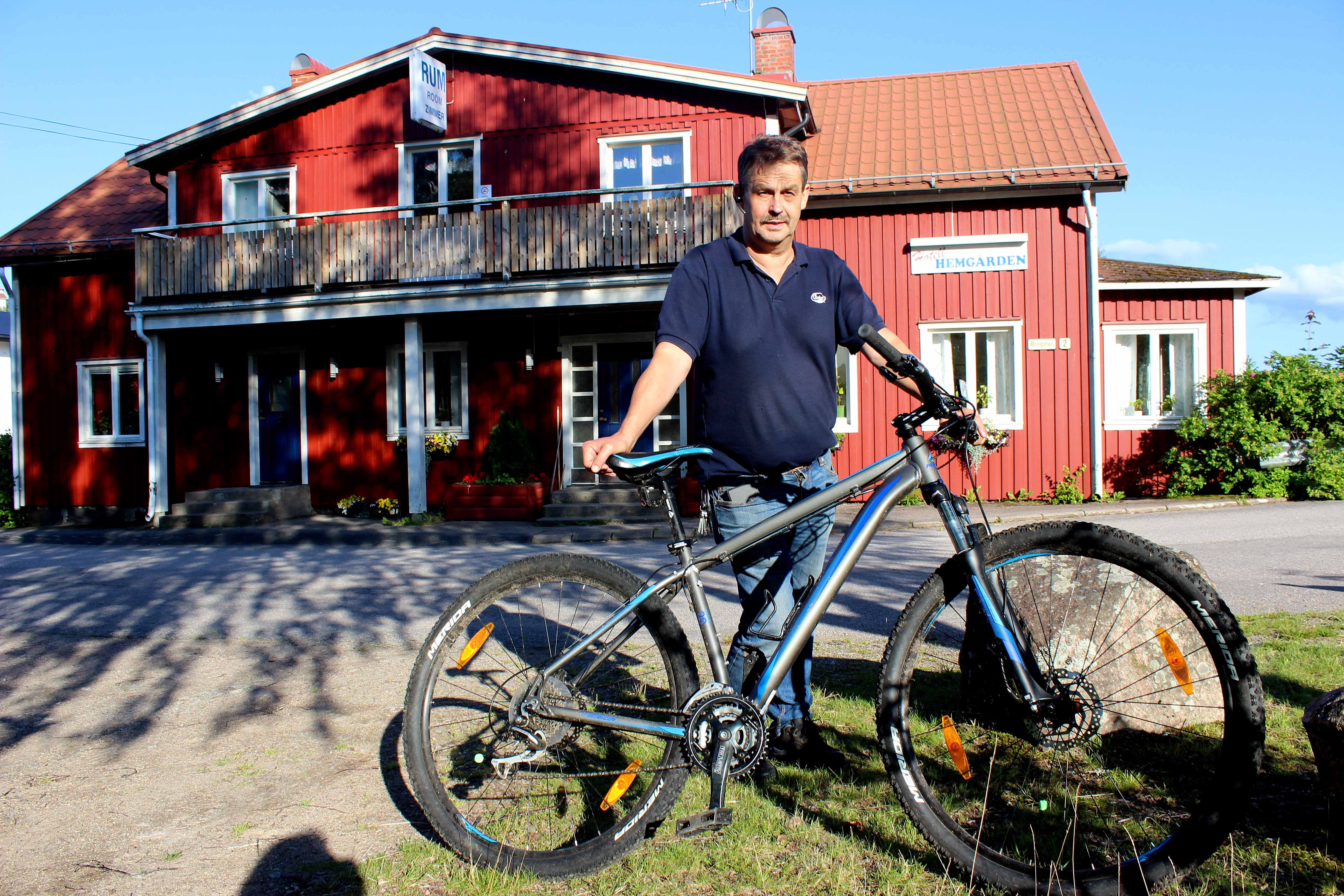 Christer med cykel utanför Hemgården Hotell & Vandrarhem i Bengtsfors