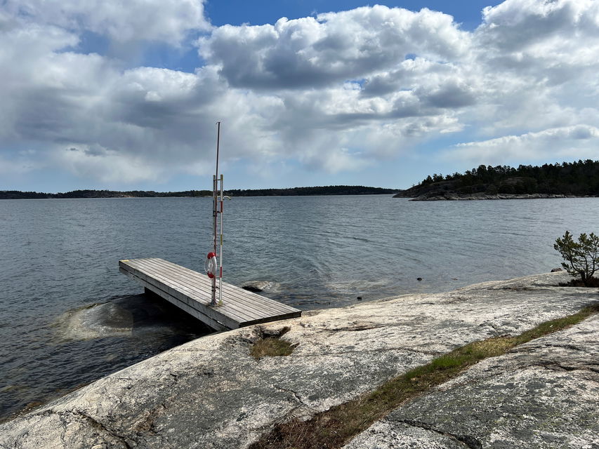 Brygga i anslutning till grillplatsen vid klipporna vid Sandholmarna