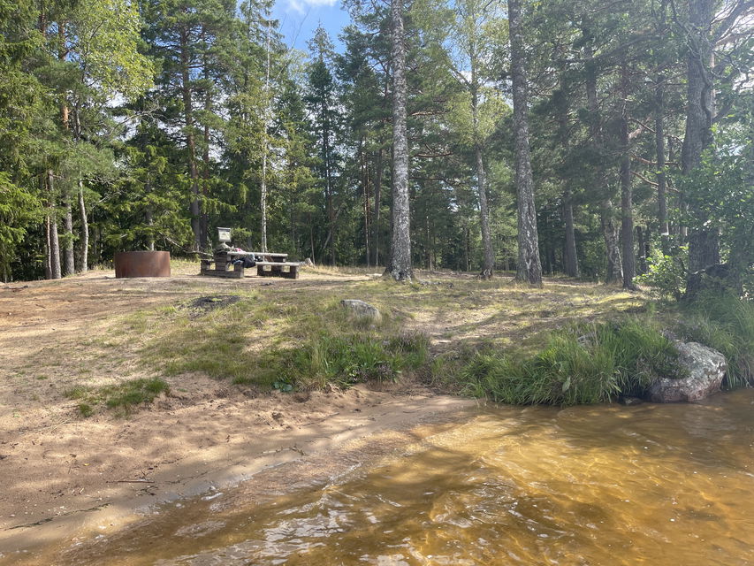 Skylt med information om naturreservatet vid en grillplats.