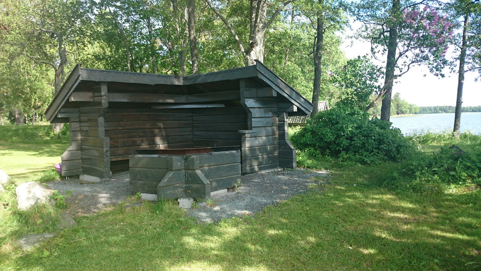 Grillplats nära badet.