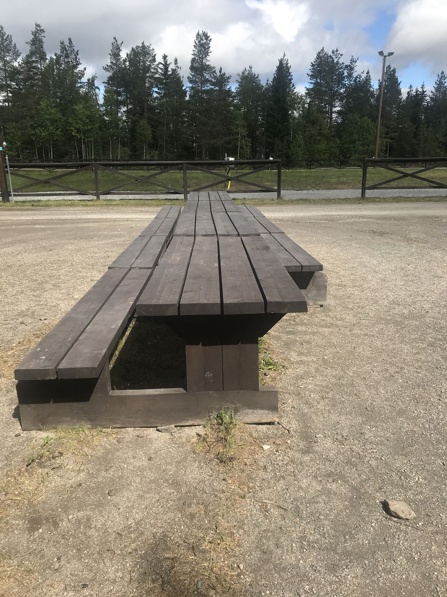 Bänkbord med en sida för rullstol