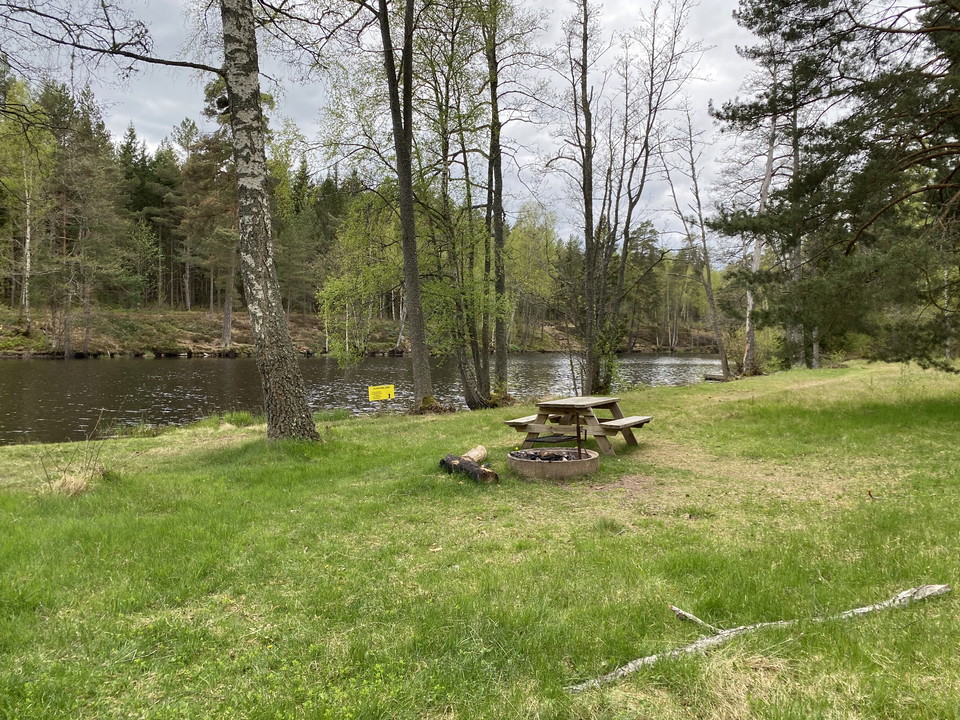 Picknickbord och grillplats
