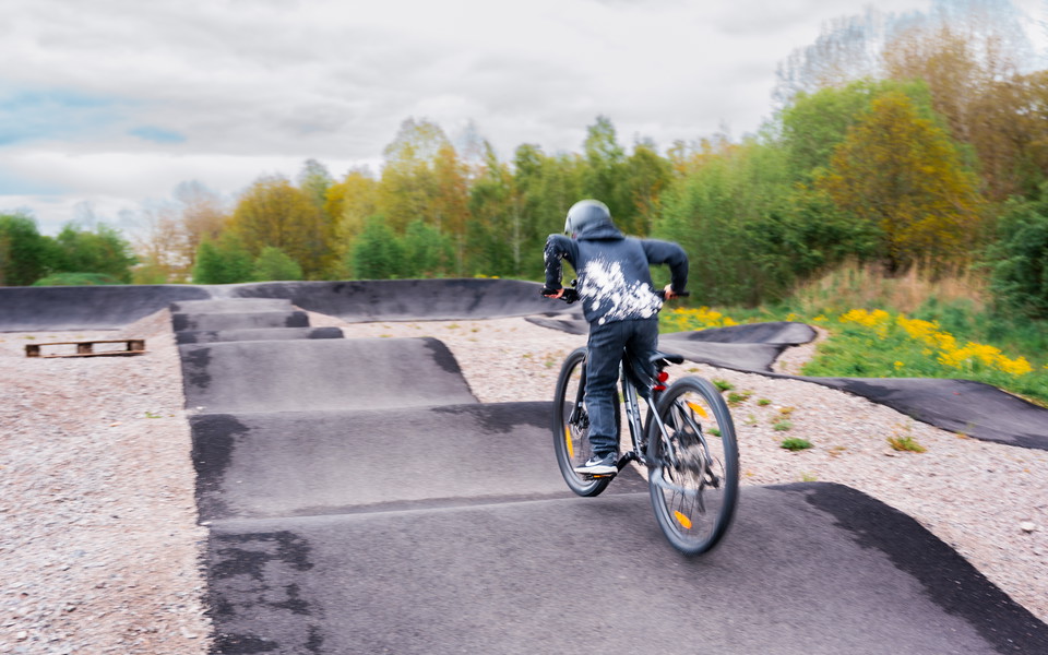 Pobananjke cyklar på pumptrackbanan