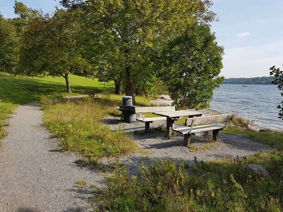 Strandstig och grillplats på Elfviks udde. Foto Lidingö stad.
