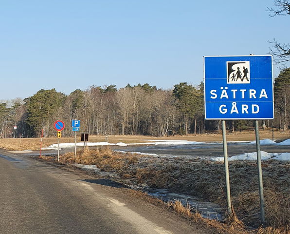 Besöksparkering till Sättra Gårds naturreservat vid Runsavägen