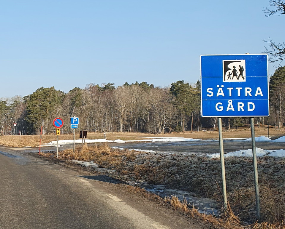 Direkt efter skylten Sättra Gård, svänger du av till höger till parkeringen. 