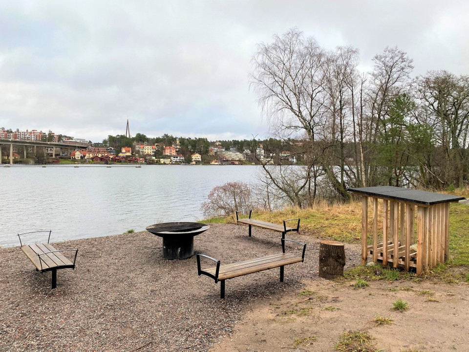 Grillplats med sittbänkar. Foto: Mats Larshagen.