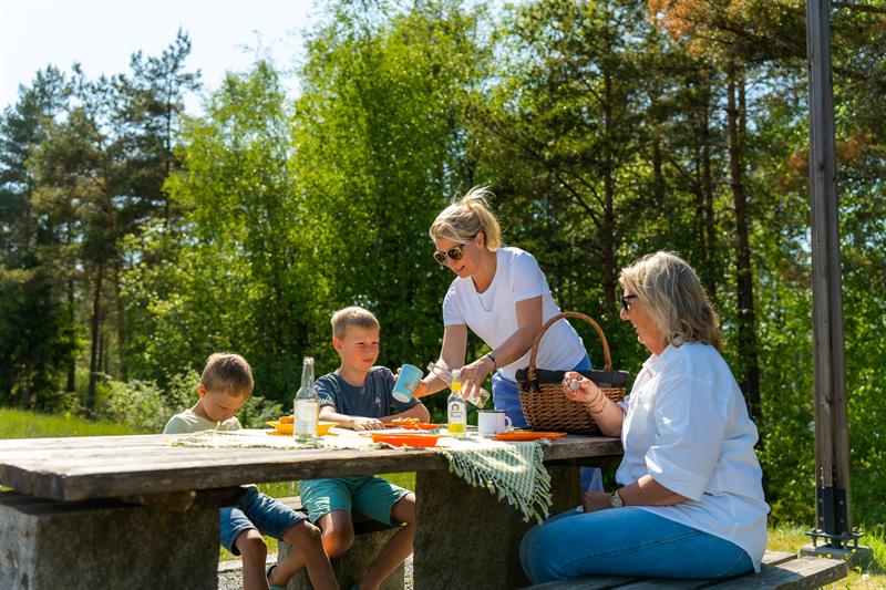 Piknik ved en av de mange benkene på rasteplassen ved Trollbergtjern