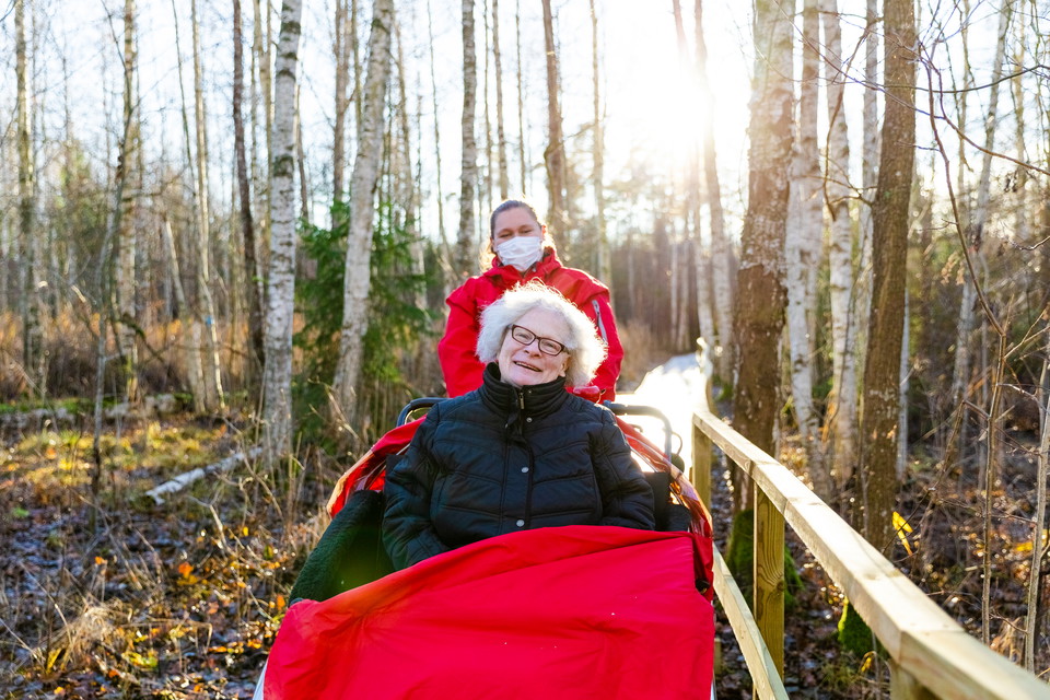 Två personer åker på en gemensam cykel 