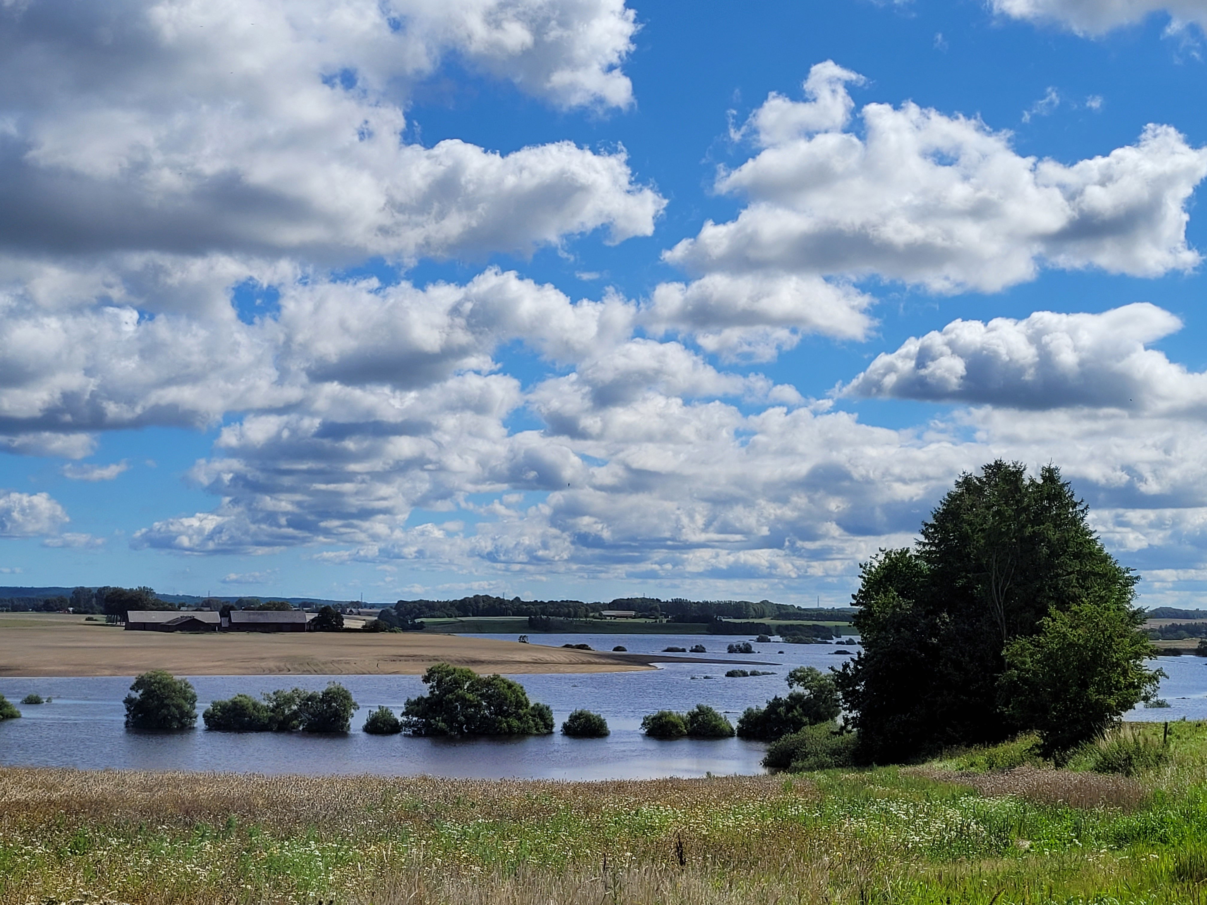 Aktuellt om vattennivåer och vattenflöden finns hos SMHI