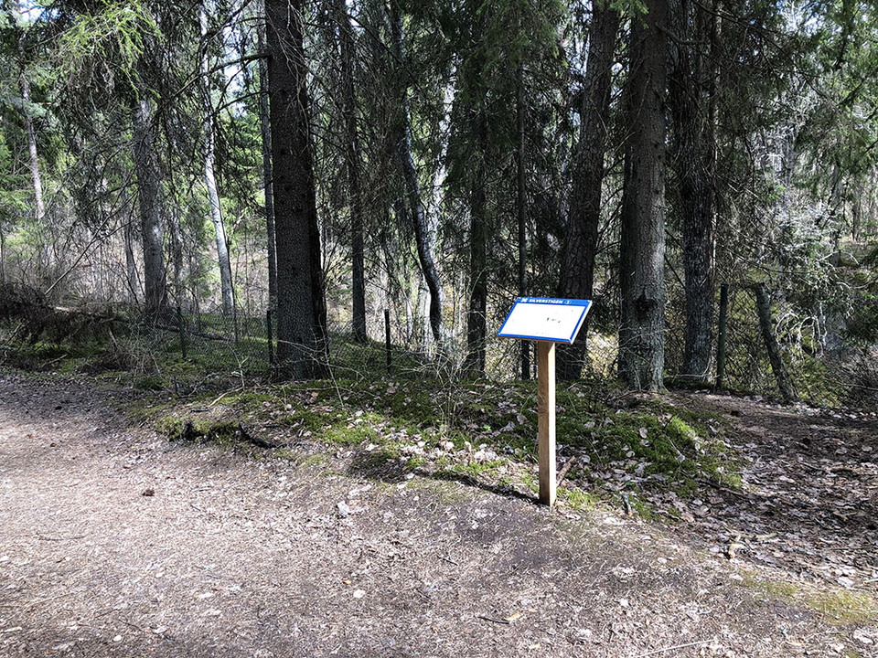 Skylt vid stig och utsiktsplats över gruvhål.