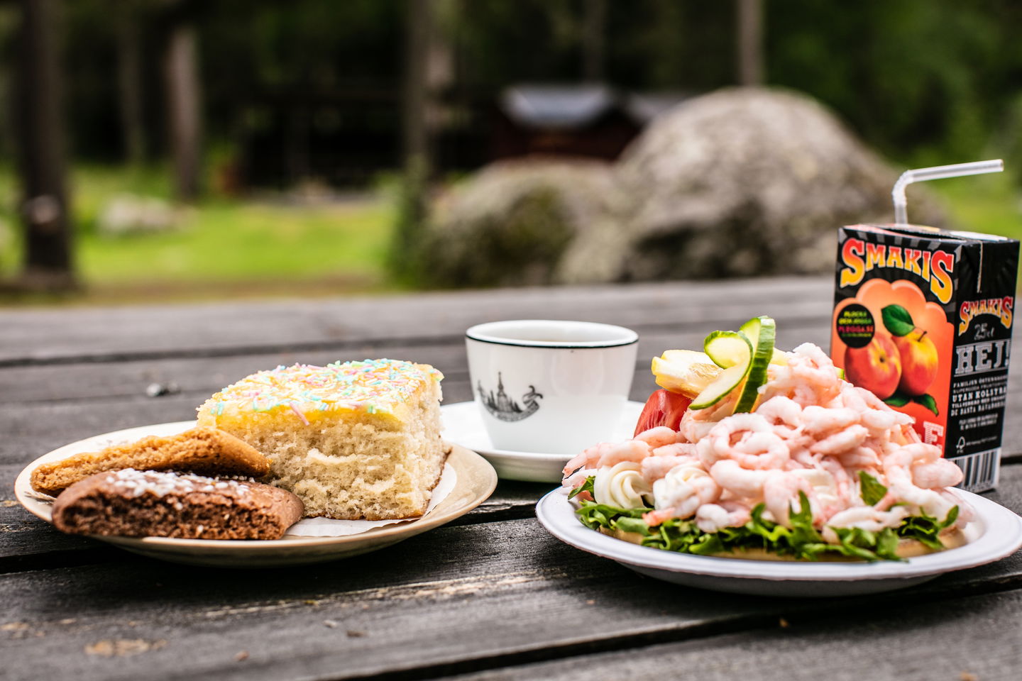 Småkakor och räkmacka på Café Tinget