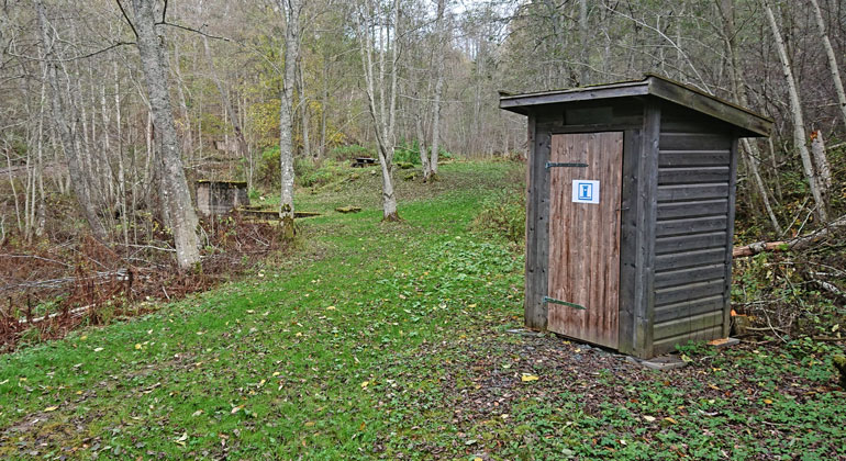 Enkelt utedass vid parkeringen