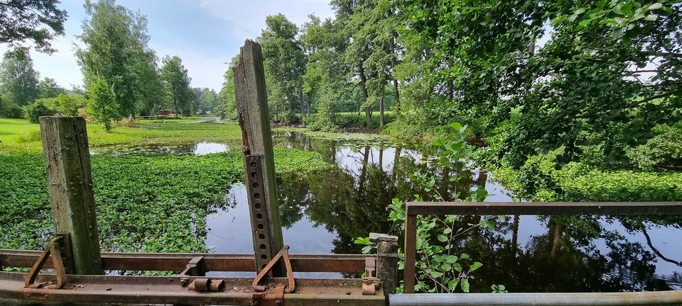 Dammanläggning vid älv.