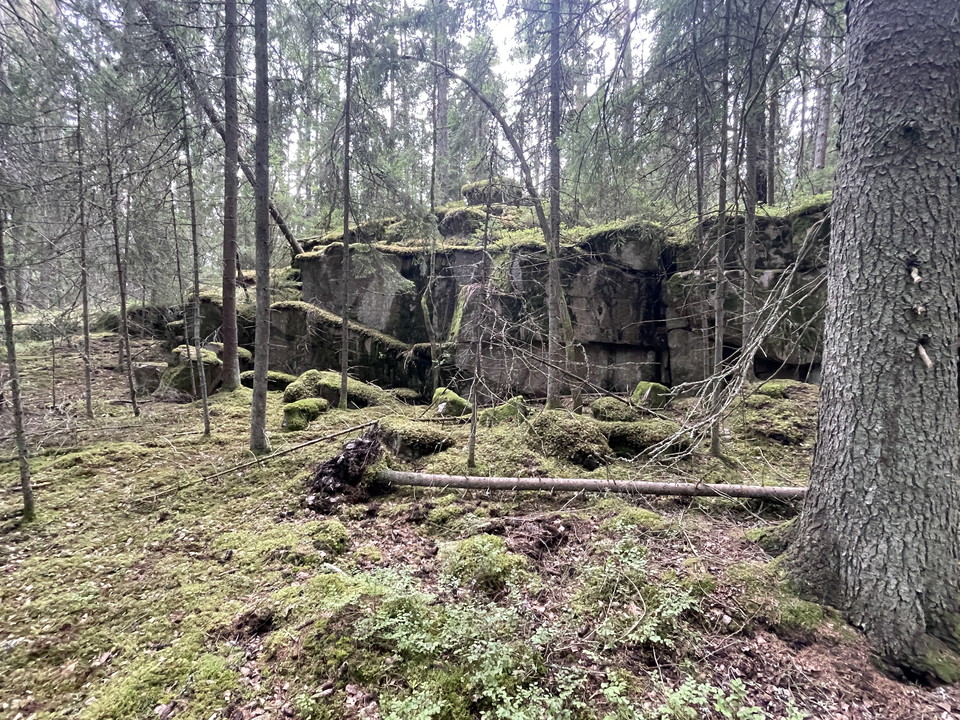 Branta klippväggar delvis täckta av mossa.
