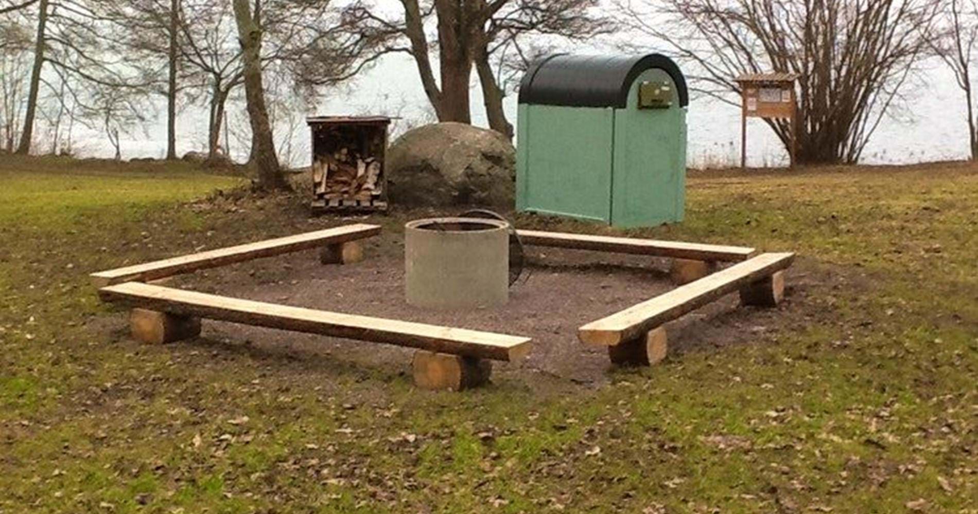Grillplats framför sjö