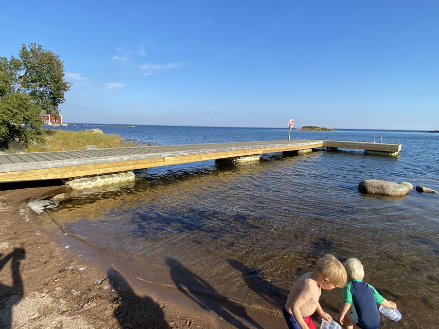 Sandstrand och badbrygga