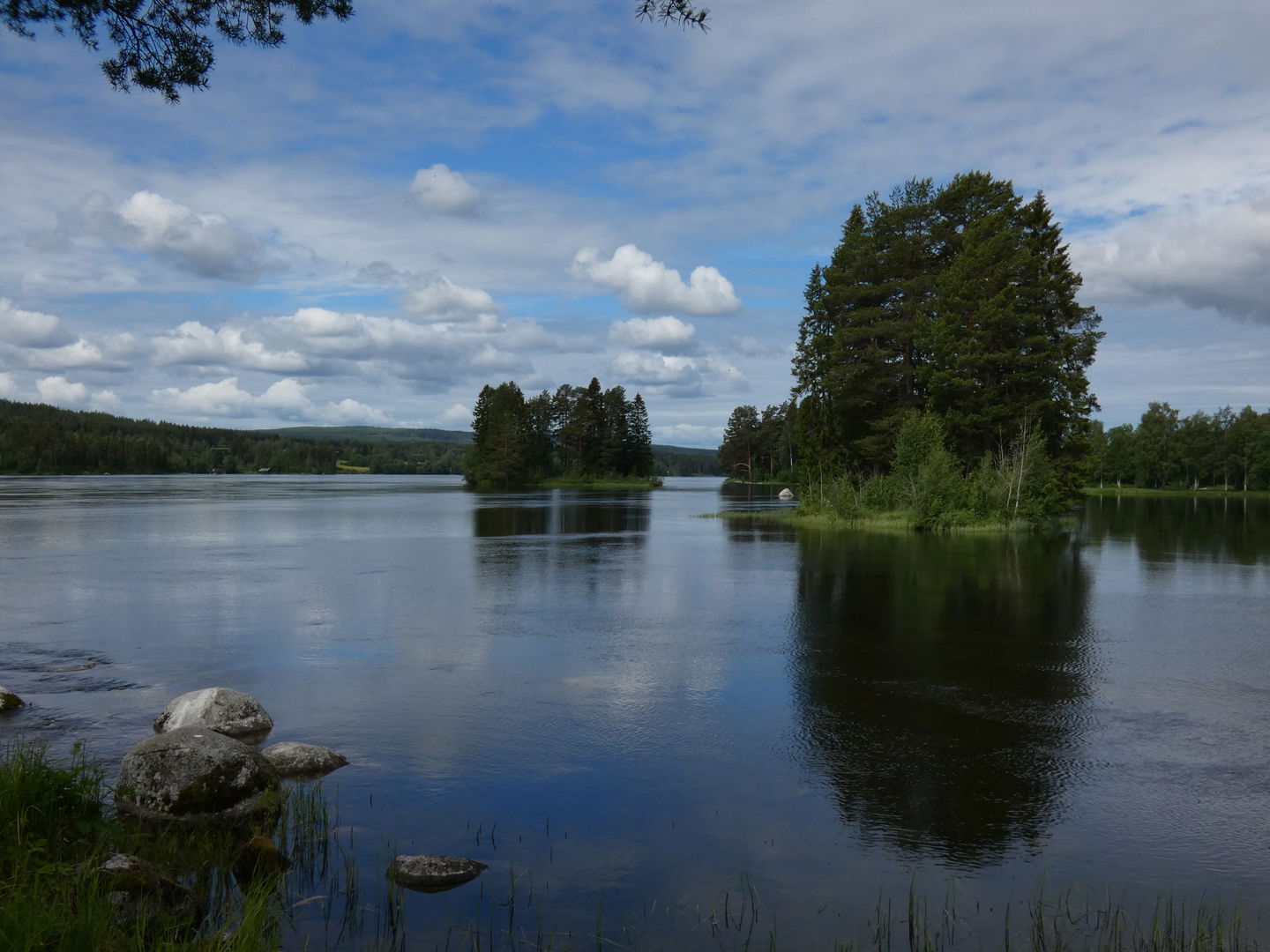 Utsikt över Indalsälven från stranden.