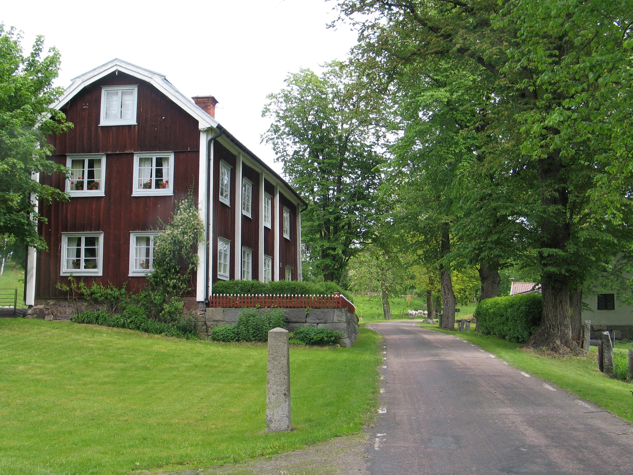 Boningshus i Bråfors. Huset är rött och har vita knutar.