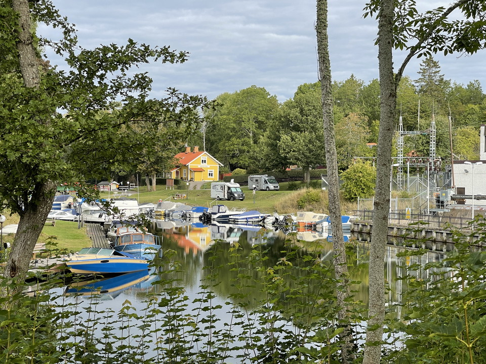 Hamnen i Hovetorp en sommarkväll