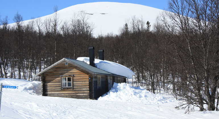 Raststugan vid Röskåsen vintertid.
