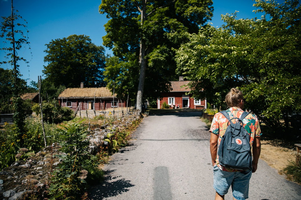 En man går längs vägen till råshult