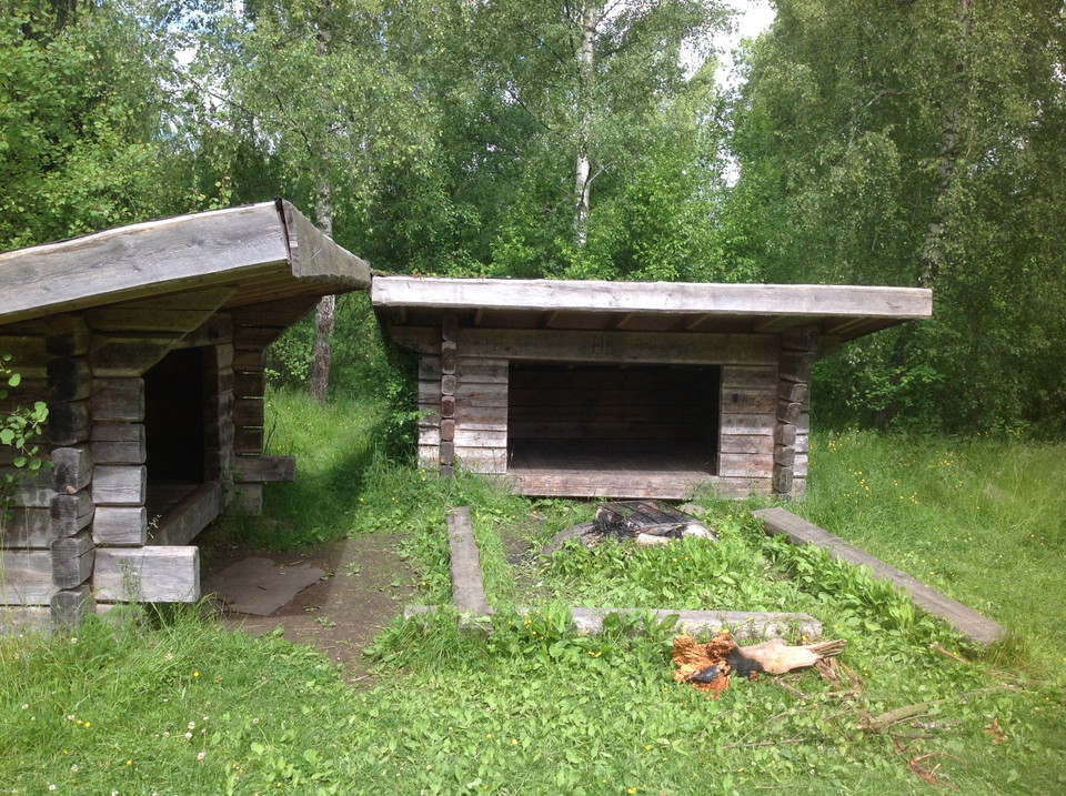 Två vindskydd i ängsmiljö