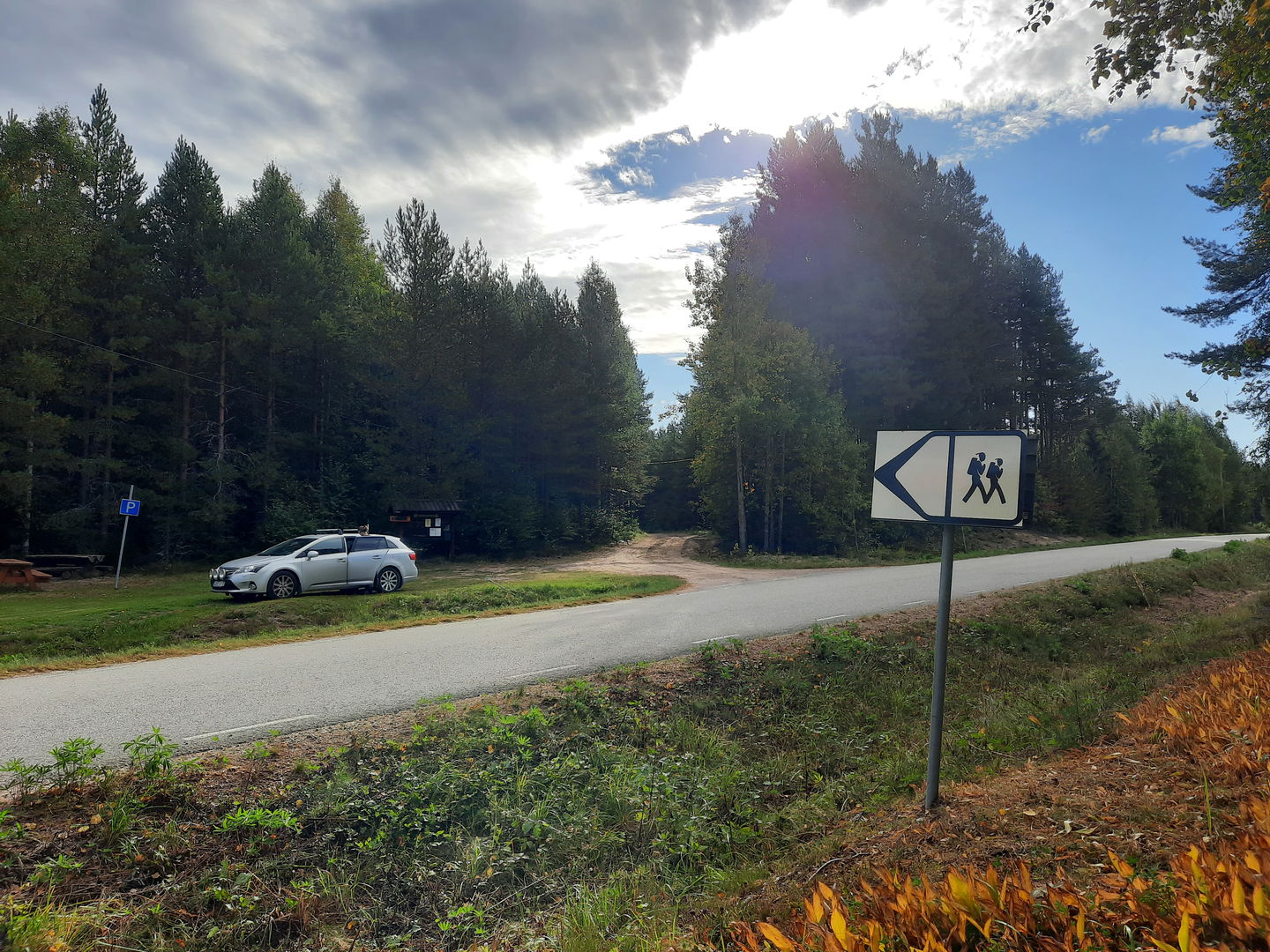 Parkering intill vägen. Foto: Andreas Davidsson