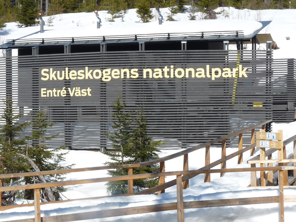 Vid parkeringen finns dass och sophantering.