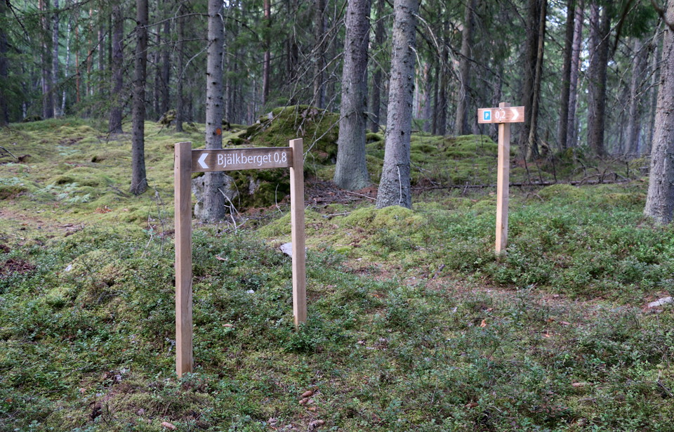 Skyltar längs leden som visar riktning och avstånd.