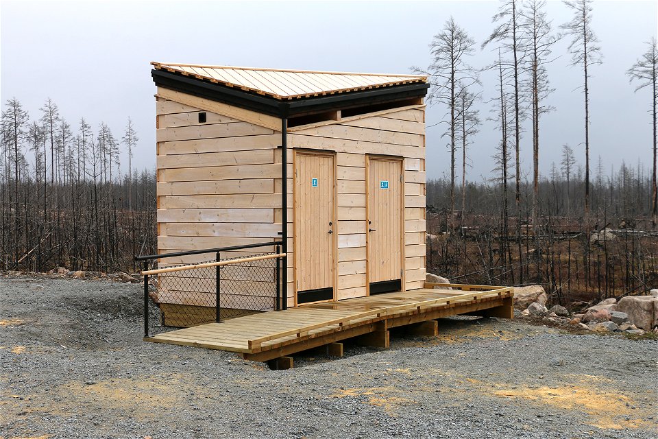 Byggnad med två toaletter.