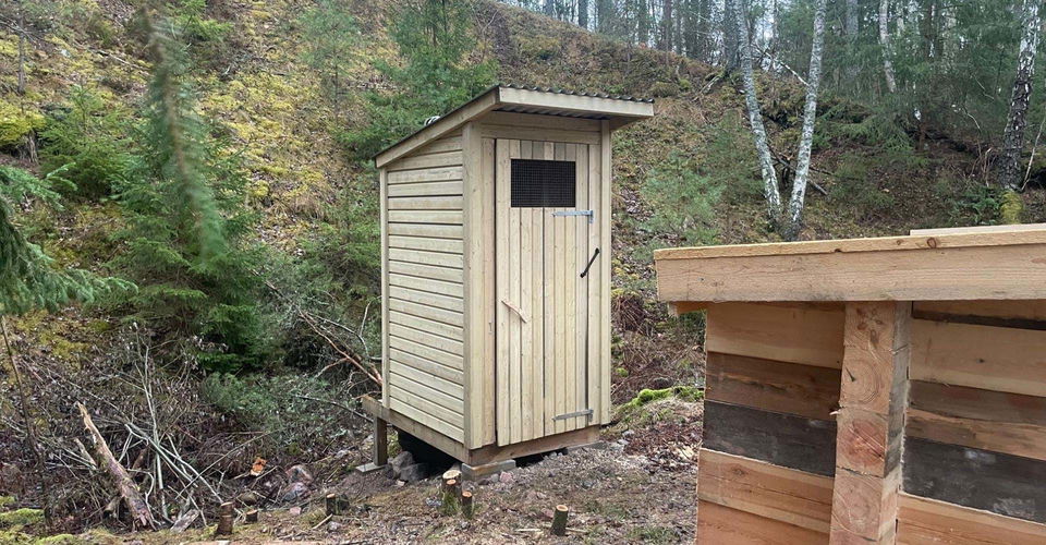 Torrdass, komposteringstoalett Fallingeberg
Valdemarsvik.

Komposteringstoaletten är uppförd 2024 för Östgötaledens vandrare med stöd från Europeiska jordbruksfonden för landsbygdsutveckling.

