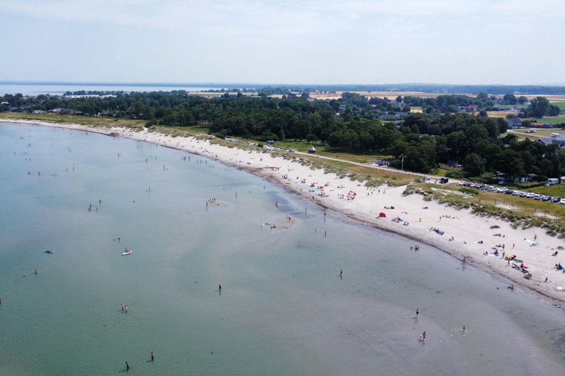 Farhultsbaden har lång sandstrand och långgrunt vatten.