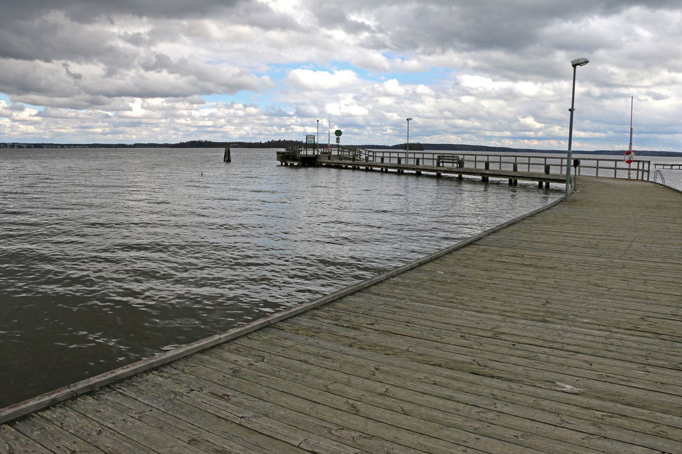 Den långa träbryggan där Elbafärjan lägger till, fotad från land.